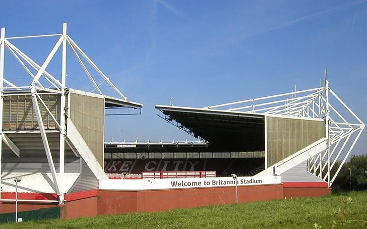Mặt sau của sân vận động Britannia (nay là Bet365 Stadium) với kiến trúc đặc trưng.