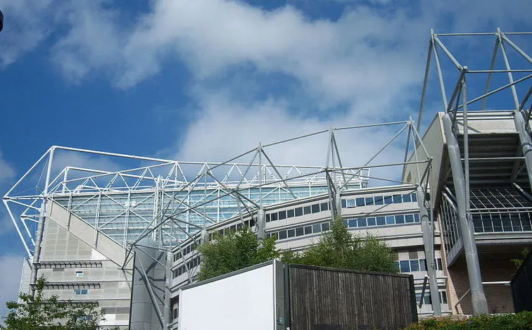 Mặt tiền sân St. James' Park từ bên ngoài, kiến trúc nổi bật giữa lòng Newcastle
