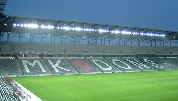 Một góc khán đài sân vận động Stadium MK trong trận đấu của CLB MK Dons, với các cổ động viên đang theo dõi.