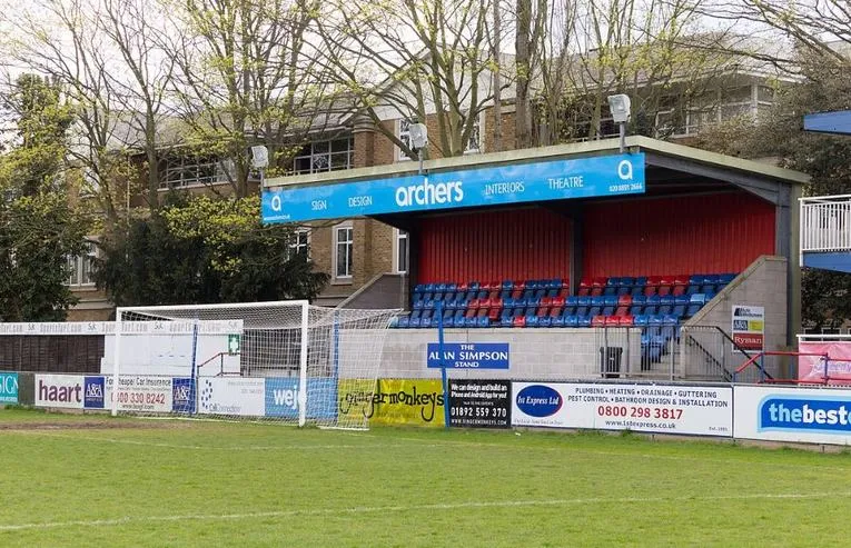 Một khán đài phía sau khung thành tại Beveree Stadium, sân nhà của Hampton &amp; Richmond Borough