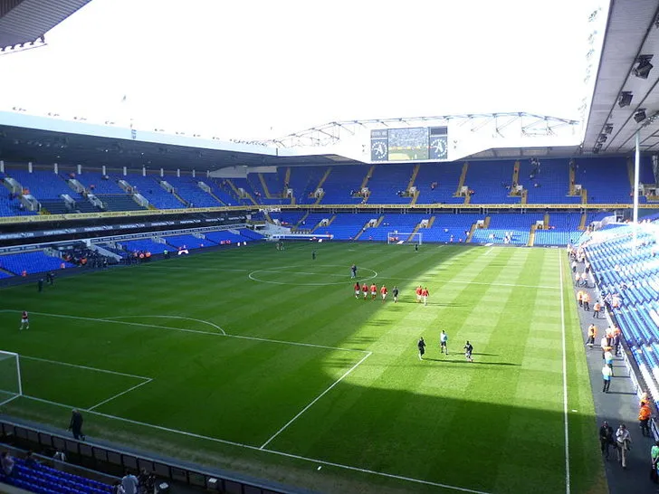 Nội thất sân vận động White Hart Lane, tập trung vào hàng ghế khán giả và không gian bên trong