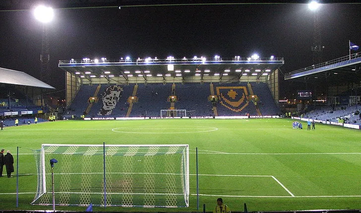 Quang cảnh Fratton Park trước một trận đấu đêm, thể hiện không khí sôi động của bóng đá Anh