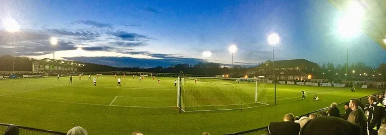 Quang cảnh sân Blackwell Meadows rực rỡ dưới ánh đèn pha vào một ngày thi đấu của Darlington FC