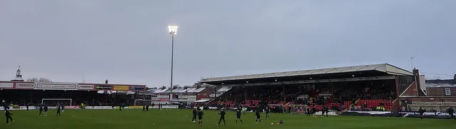 Quang cảnh sân Bootham Crescent vào buổi tối trong một trận đấu