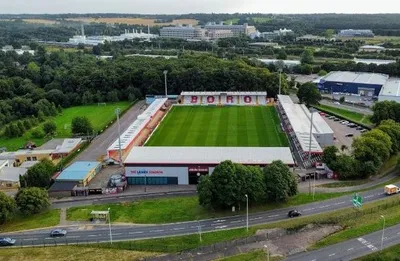 Quang cảnh sân vận động Broadhall Way (Lamex Stadium) từ trên cao tại Stevenage, Anh