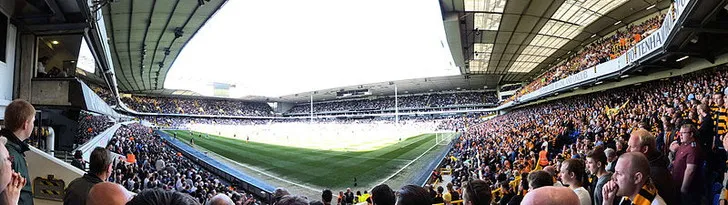 Quang cảnh từ khán đài White Hart Lane nhìn xuống sân đấu, mang lại cái nhìn từ góc độ của người hâm mộ