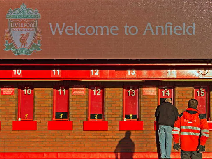 Quầy bán vé của Liverpool FC tại sân Anfield, nơi người hâm mộ mua vé theo dõi trận đấu