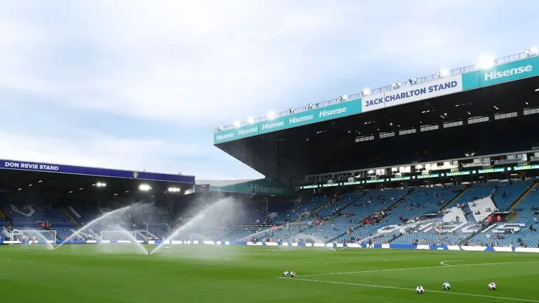 Sân cỏ Elland Road đang được tưới nước, chuẩn bị cho trận đấu của Leeds United