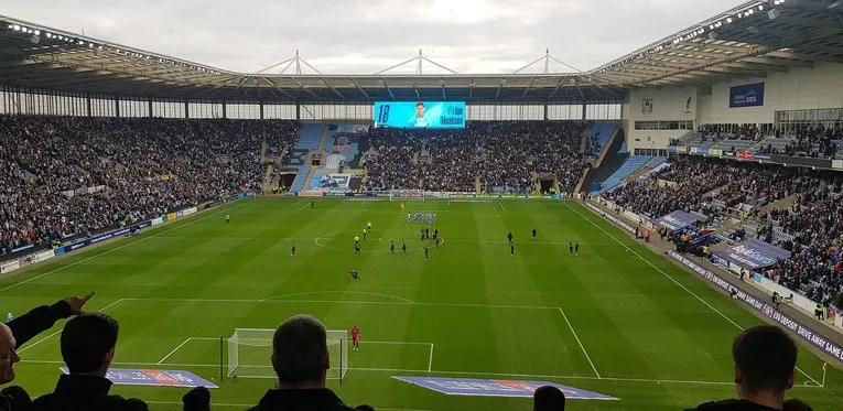 Sân Coventry Building Society Arena trong một ngày diễn ra trận đấu, khung cảnh sôi động của bóng đá Anh