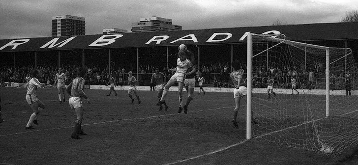 Sân Fellows Park năm 1982, sân nhà cũ của Walsall F.C. trước khi chuyển đến Bescot