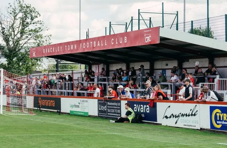 Sân St James Park Brackley trong ngày thi đấu, thể hiện bầu không khí sôi động của bóng đá Anh hạng dưới