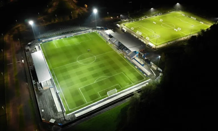 Sân Tameside Stadium Ashton rực rỡ dưới ánh đèn đêm