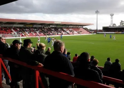 Sân vận động Aggborough rực rỡ với khán giả đông đúc cổ vũ đội nhà