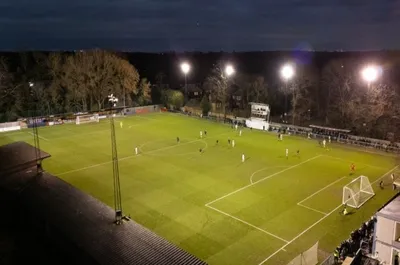 Sân vận động Beveree nhìn từ bên ngoài, sân nhà của Hampton & Richmond Borough FC