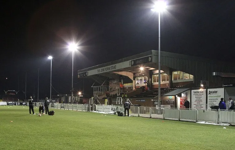 Sân vận động Hayes Lane lung linh trong ánh đèn đêm, sẵn sàng cho các trận đấu kịch tính của Bromley FC.