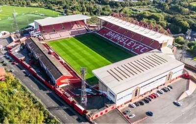 Sân vận động Oakwell nhìn từ trên cao, toát lên kiến trúc đặc trưng của bóng đá Anh