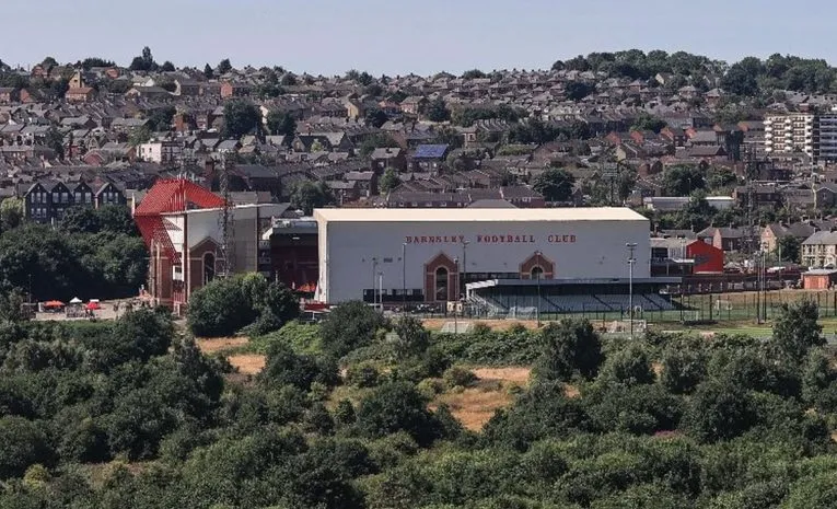 Sân vận động Oakwell từ xa, nổi bật giữa cảnh quan đô thị Barnsley
