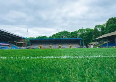 Sân vận động The Shay, sân nhà của FC Halifax Town tại Halifax, biểu tượng của bóng đá bán chuyên Anh.