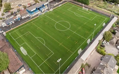 Sân vận động The Silverlands của Buxton FC nhìn từ trên cao, biểu tượng của bóng đá non-league Anh