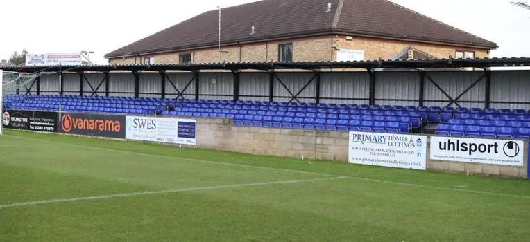 Sơ đồ bố trí chỗ ngồi tại sân Hardenhuish Park của Chippenham Town FC, minh họa các khu vực khán đài và khu vực đứng.