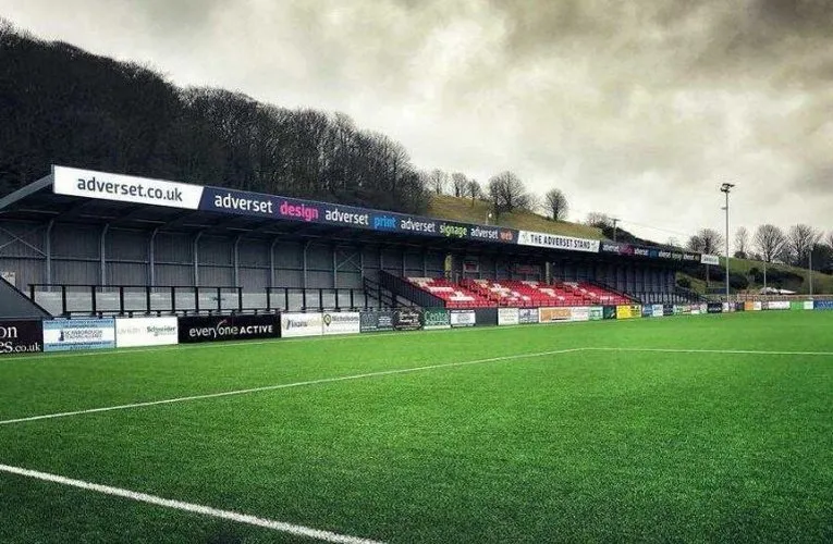 Sơ đồ chỗ ngồi chi tiết của Flamingo Land Stadium, thể hiện các khu vực khán đài chính và khu đứng