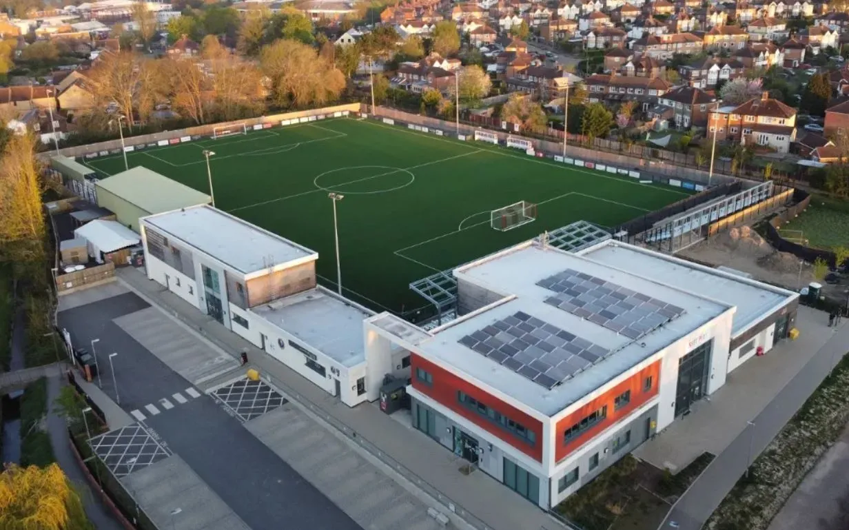 Sơ đồ Meadowbank Stadium nhìn từ trên cao, minh họa cấu trúc sân vận động với các khán đài đứng và khu vực ghế ngồi giới hạn.