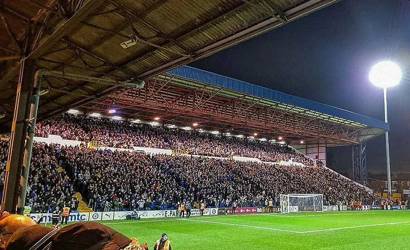Toàn bộ khán đài Cheadle End tại sân vận động Edgeley Park khi chật kín khán giả