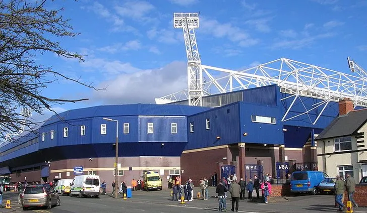 Toàn cảnh bên ngoài sân vận động The Hawthorns, thể hiện kiến trúc đặc trưng của sân nhà West Bromwich Albion.