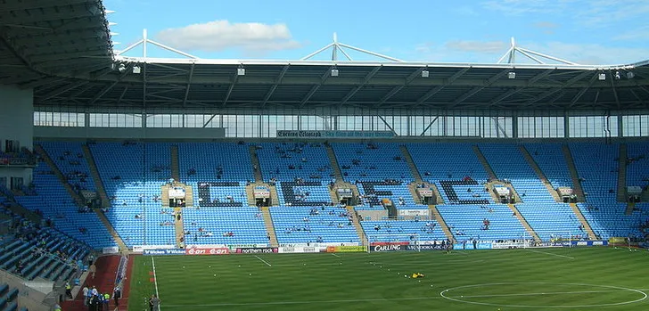 Toàn cảnh khán đài bên trong sân Coventry Building Society Arena, cho thấy thiết kế &quot;bowl style&quot; hiện đại