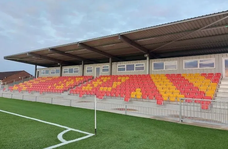 Toàn cảnh khán đài có mái che với hàng ghế ngồi hiện đại tại sân Meadow Park của Gloucester City AFC