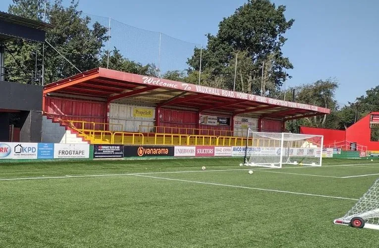 Toàn cảnh khán đài đứng (terraces) của sân Vauxhall Road, Hemel Hempstead, thể hiện không khí trận đấu