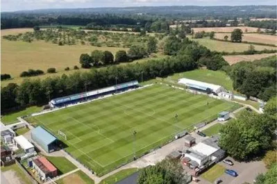 Toàn cảnh Longmead Stadium từ trên cao, nhìn rõ cấu trúc sân bóng đá của Tonbridge Angels FC