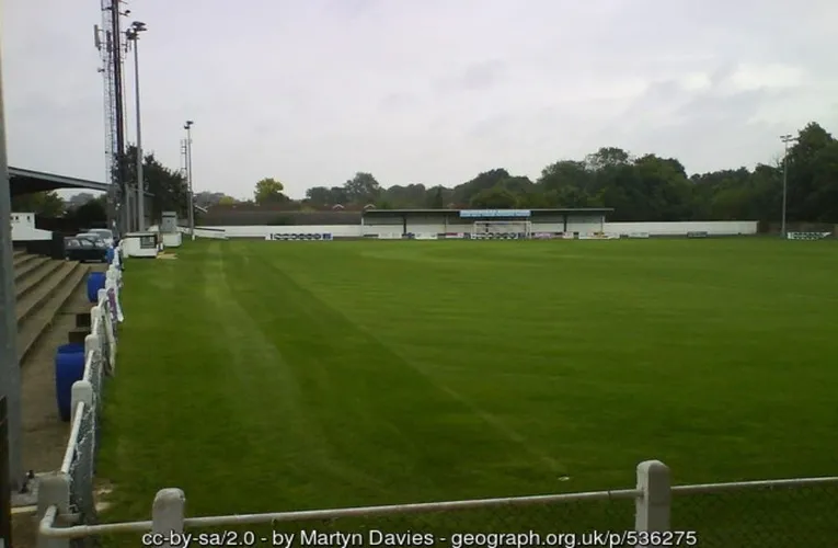 Toàn cảnh mặt sân cỏ chất lượng tại York Road, sân nhà của Maidenhead United