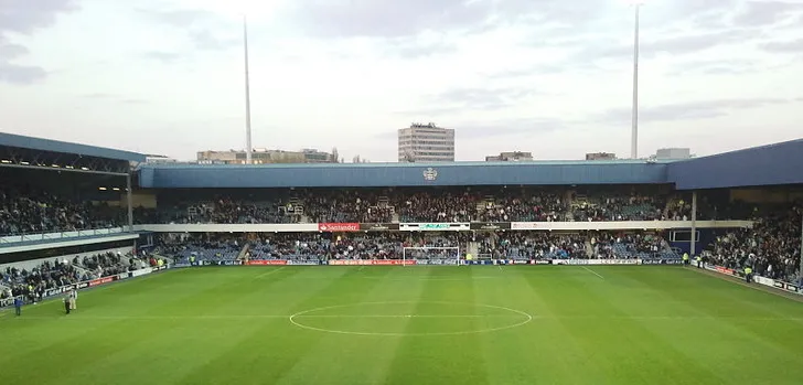Toàn cảnh mặt tiền sân vận động Loftus Road, mái nhà của Queens Park Rangers
