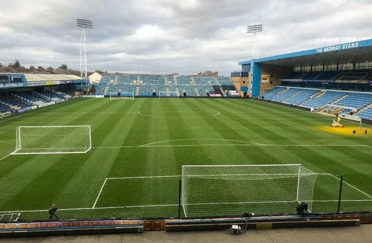 Toàn cảnh sân cỏ Priestfield Stadium được bảo trì kỹ lưỡng, sẵn sàng cho các trận đấu kịch tính của Gillingham FC.