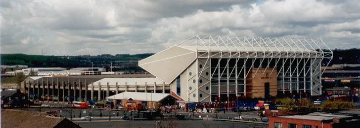 Toàn cảnh sân Elland Road với các khán đài phủ kín trong một ngày thi đấu