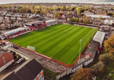 Toàn cảnh sân J Davidson Stadium, sân nhà của Altrincham FC và còn được biết đến với tên Moss Lane