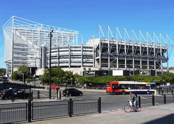 Toàn cảnh sân St. James' Park nhìn từ trên cao, biểu tượng của bóng đá Newcastle