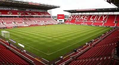 Toàn cảnh sân vận động Bet365 Stadium hiện đại của Stoke City FC nhìn từ trên cao.