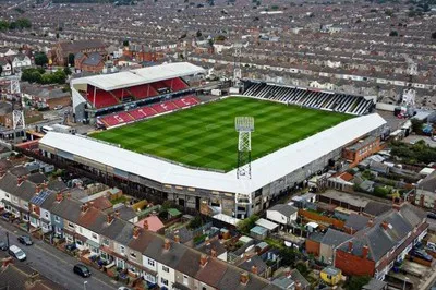 Toàn cảnh sân vận động Blundell Park nhìn từ trên cao, biểu tượng lịch sử Grimsby Town FC