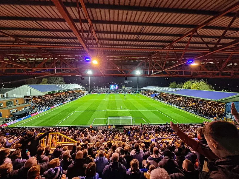 Toàn cảnh sân vận động Edgeley Park với các khán đài đặc trưng của bóng đá Anh