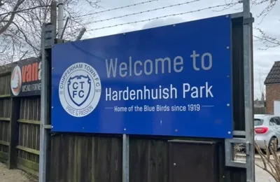 Toàn cảnh sân vận động Hardenhuish Park với đặc điểm độ dốc nổi bật, biểu tượng của bóng đá Anh cấp địa phương.