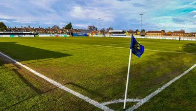 Toàn cảnh sân vận động Lincoln Road, sân nhà của Peterborough Sports FC, với khán đài và mặt sân chính