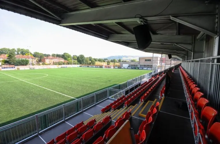 Toàn cảnh sân vận động Meadowbank từ khán đài, cho thấy không gian mở và sân cỏ nhân tạo tiêu chuẩn FIFA Quality Pro.