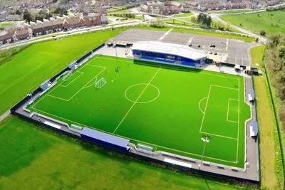 Toàn cảnh sân vận động Parkside của câu lạc bộ Aveley FC, một biểu tượng của bóng đá Anh hạng dưới