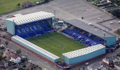 Toàn cảnh sân vận động Prenton Park nhìn từ trên cao, thể hiện quy mô và vị trí xung quanh