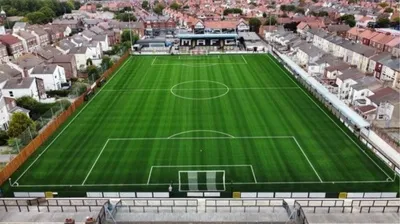 Toàn cảnh sân vận động Rossett Park, sân nhà của Marine AFC với kiến trúc truyền thống