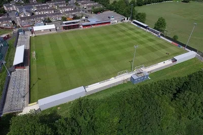 Toàn cảnh sân vận động St James Park của Brackley Town FC, một biểu tượng của bóng đá Anh hạng thấp