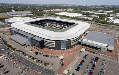 Toàn cảnh sân vận động Stadium MK từ trên cao, cho thấy thiết kế hiện đại và quy mô lớn của sân bóng đá tại Milton Keynes.