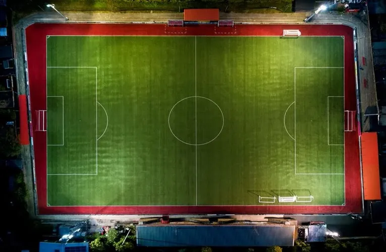 Toàn cảnh sân vận động Woodside Road từ trên cao, sân nhà của CLB Worthing FC tại giải bóng đá Anh hạng dưới.